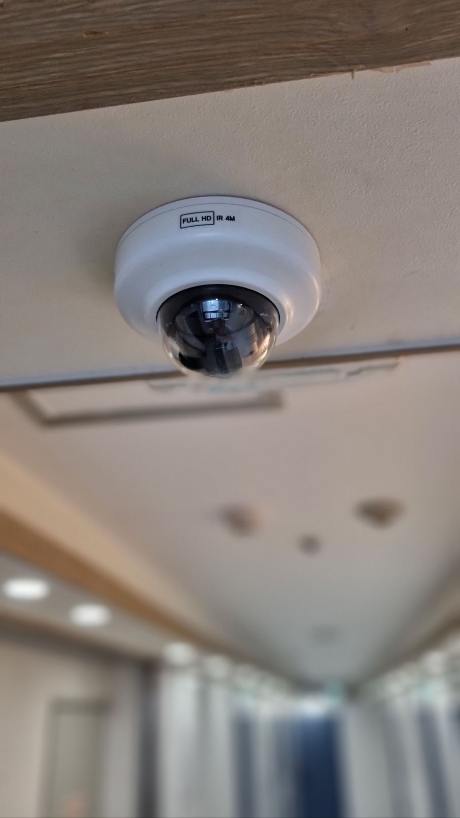 천안 고시원 규스테이 복도 천장의 CCTV 카메라