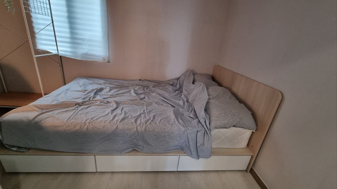 천안 고시원 규스테이 창가에 슈퍼싱글 침대가 놓인 디럭스룸