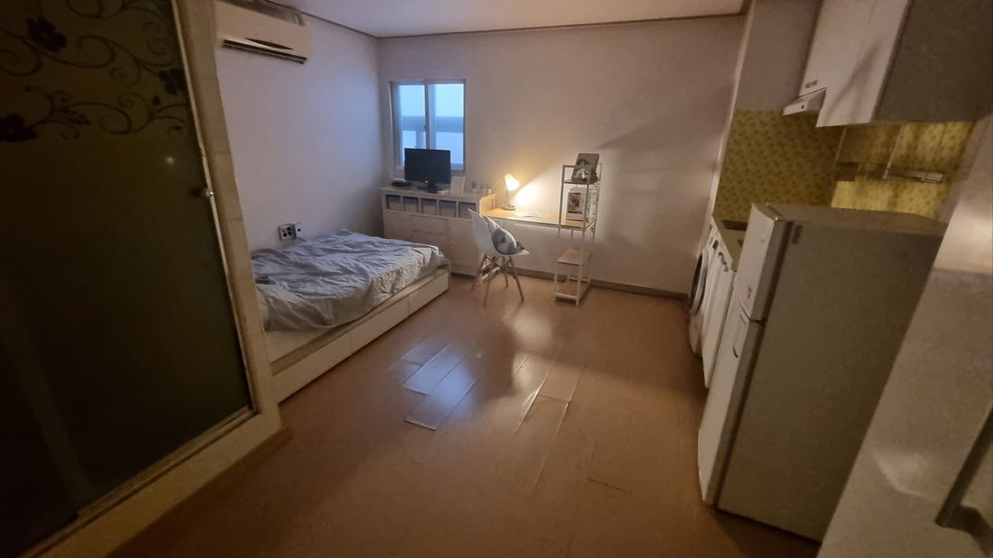 천안 고시원 규스테이 샤워실 문 옆에서 본 방 전체