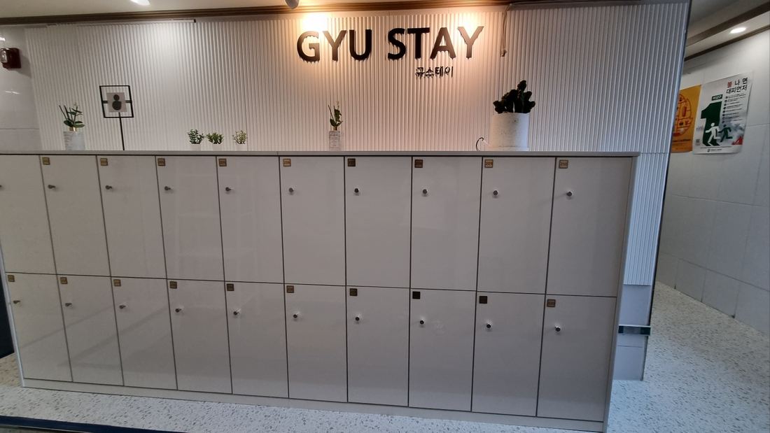 천안 고시원 규스테이 GYU STAY 로고와 개별 수납장이 있는 입구